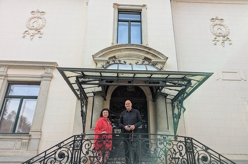 Christine Most (links) empfing Bürgermeister Steffen Grimm (rechts) vor den Toren des neu eröffneten Stadtarchivs (Foto: Janine Skara)