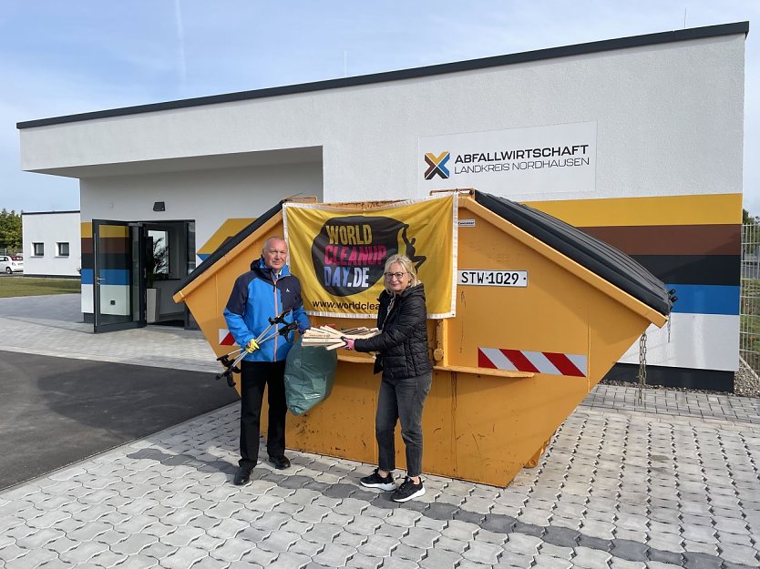 Bereit für den Aufräumtag - der Beigeordnete Dirk Schimm und die Leiterin des Bereichs Abfallwirtschaft, Kathrin Materlik (Foto: Pressestelle Landratsamt)