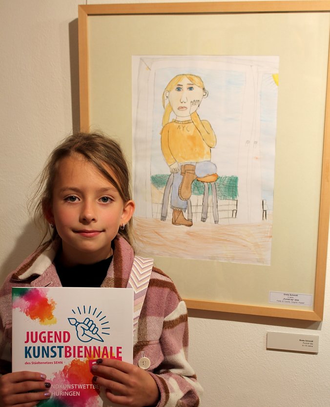 Grete Schmidt (9 Jahre alt) mit ihrem Kunstwerk "Portrait Ida" (Foto: Eva Maria Wiegand)