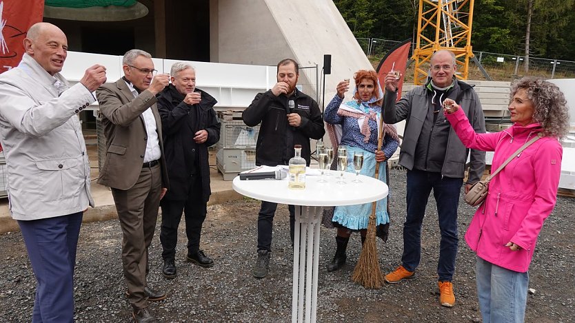 Ein neuer Branntewein aus der Tradi durfte es zum Richtfest schon sein... (Foto: nnz)