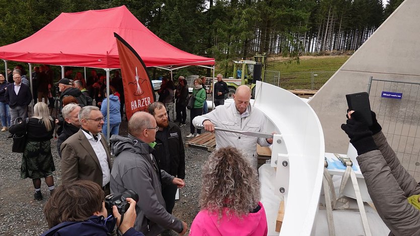 Minister Tiefensee probierte sich beim Schrauben (Foto: nnz)