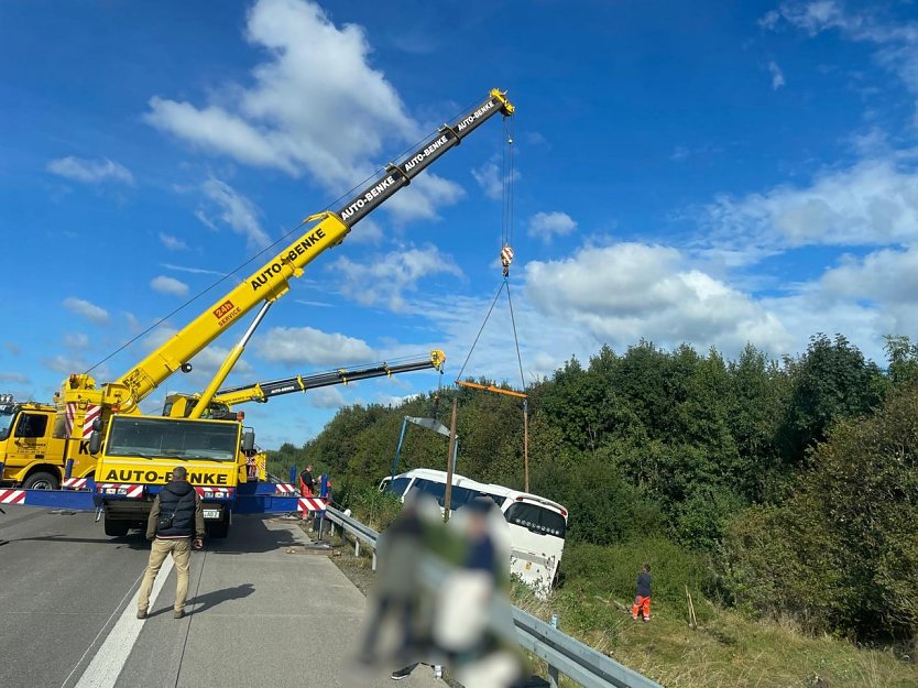 Verunglückter Bus an der A38 (Foto: S. Dietzel)