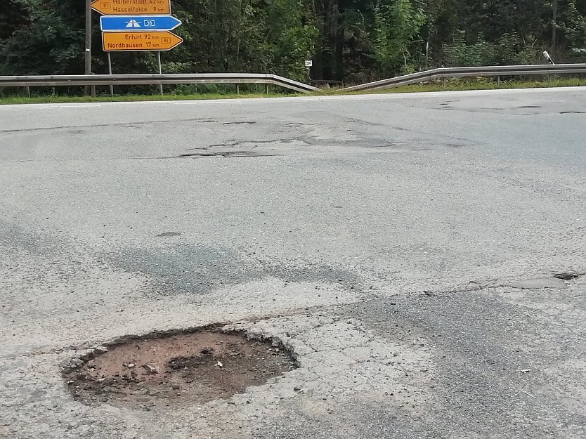 Schlagloch auf der Abfahrt von den B81 (Foto: W. Jörgens)