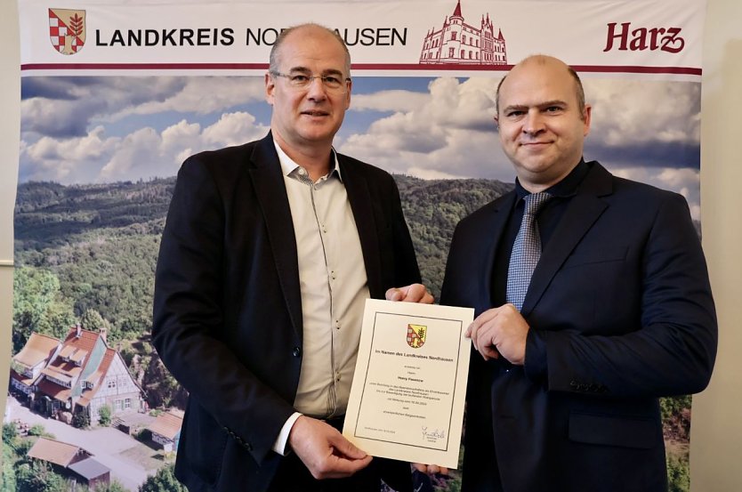 Landrat Matthias Jendricke und der alte wie neue ehrenamtliche Beigeordnete Henry Pasenow (Foto: Pressestelle Landratsamt)