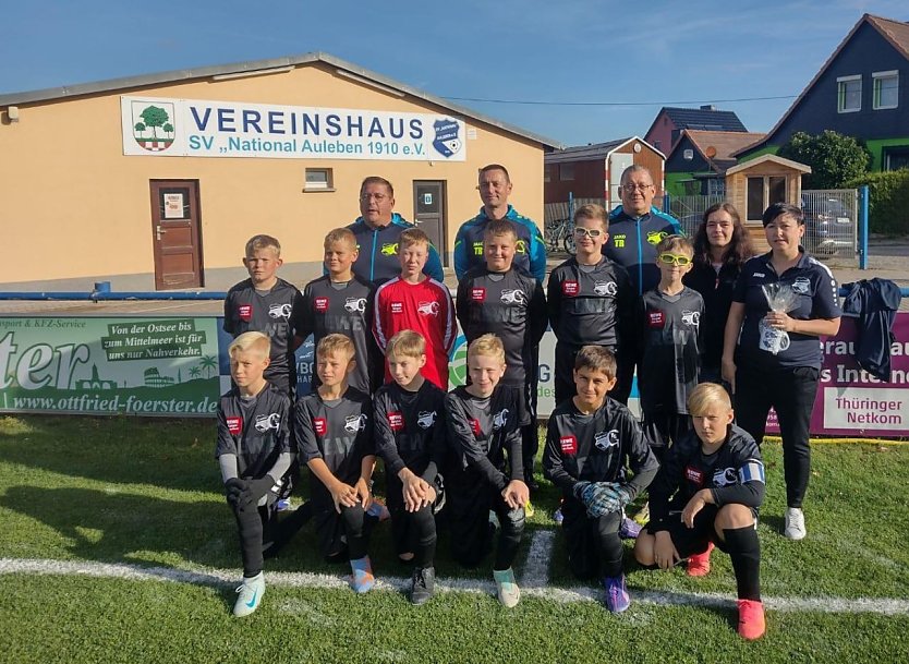 v.l.: D-Junioren mit ihren Trainern, Frau Gaspar und Frau Liesegang vom Sportverein (Foto: F. Töpfer)