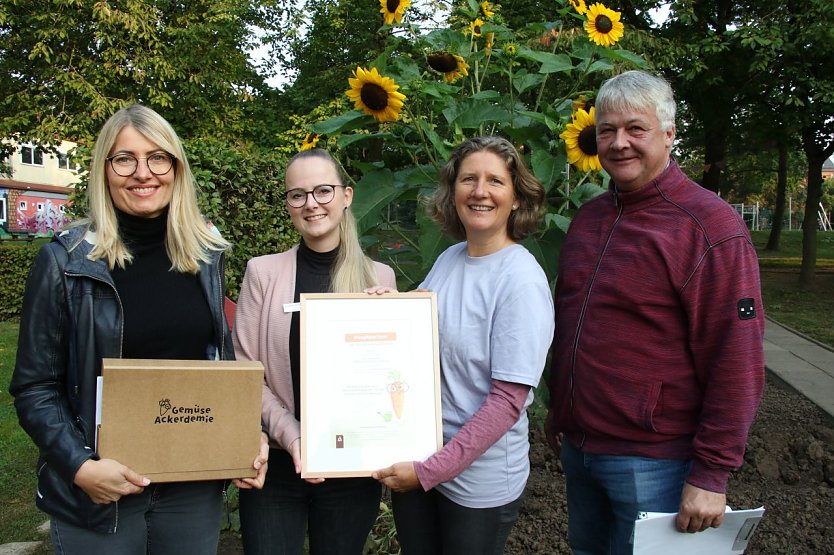 Unterstützt wird das Projekt von der AOK Plus, v.l.: Lehrerin Kerstin Zimmer, Elisabeth Refert von der AOK, "Acker-Coach" Anja Holland und Schulleiter Jörg Lorenz (Foto: agl)