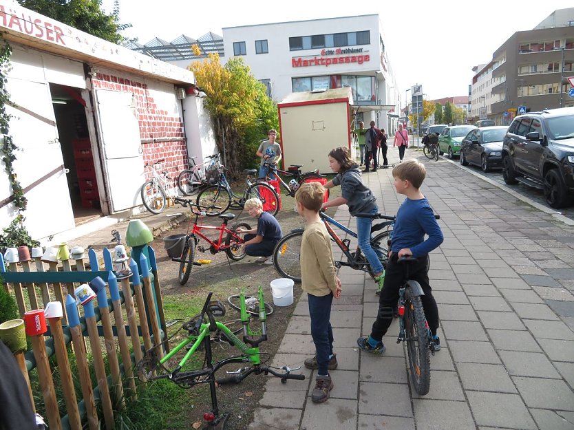 Beim KILA kann man auch mal Fahrräder reparieren (Foto: Frank Tuschy)