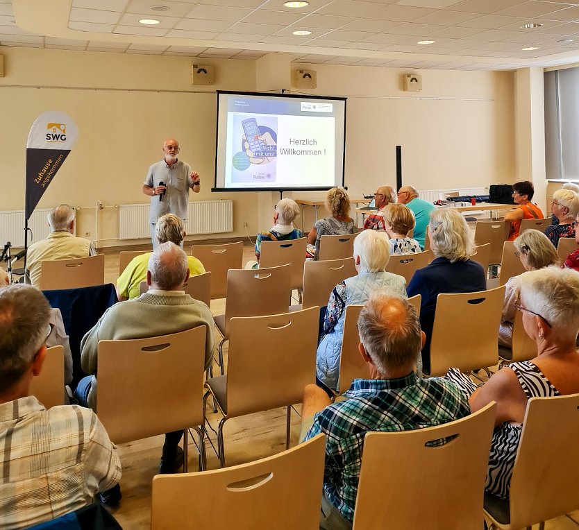 teffen Ritschel im Juli während der ersten gemeinsamen Veranstaltung von SWG und Polizei im Gespräch mit interessierten Zuhörern, Archivbild (Foto: SWG Nordhausen/Schedwill )