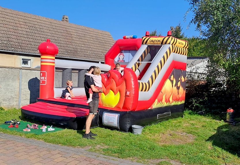 Feuerwehrfest in Hachelbich begeisterte auch die kleinsten Besucher. Sie vergnügten sich auf einer Hüpfburg (Foto: Alexander Becht)