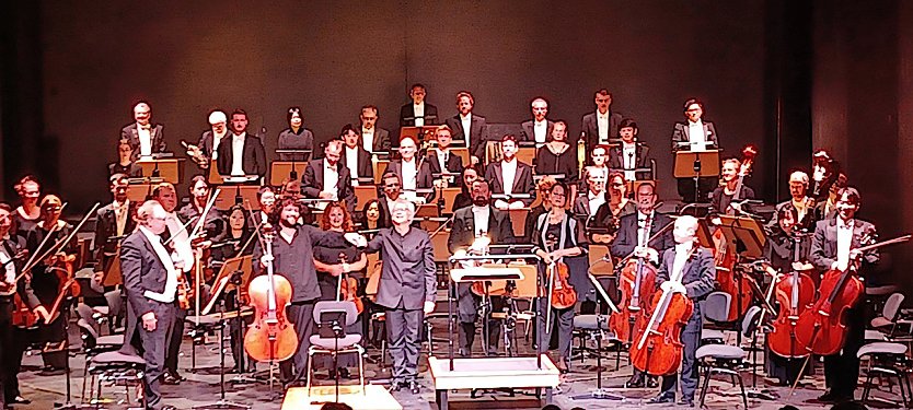 Das Loh-Orchester nimmt den Applaus entgegen (Foto: C.Laude)