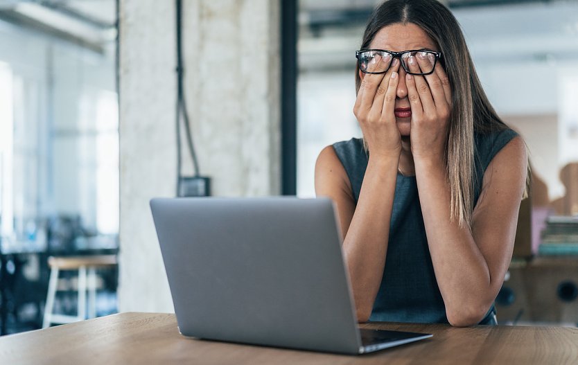 Belastete junge Arbeitnehmerin (Foto: Gettyimages)