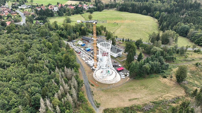 Der Harzer Hexenturm vom fliegenden Besen aus gesehen (Foto: Andreas Liesegang)