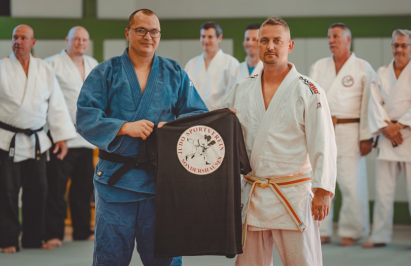 Judo-Sportverein Sondershausen hat sich neu aufgestellt. (Foto v.li.n.re.) Judo-Trainer Matthias Below, Matthias Jäschke. Stv. Geschäftsführer und Projektleiter von Elektrobau SEWA (Foto: Stefan Rose)