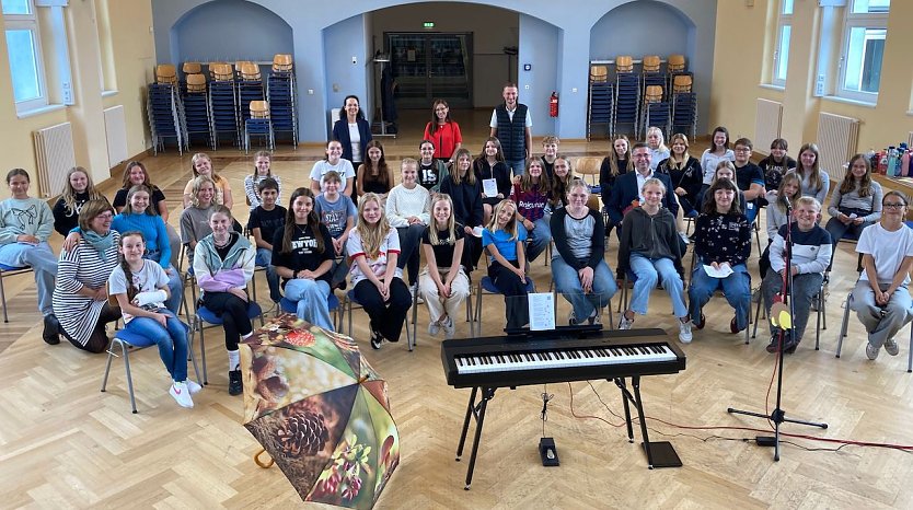 Freude in Heringen über ein neues E-Piano (Foto: V.Angelstein)