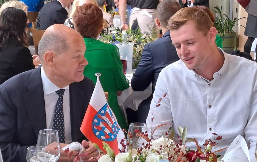 Kleine Fachsimpelei mit dem Bundeskanzler: Felix Loup im Gespräch mit Olaf Scholz (Foto: nnz/F.Loup)