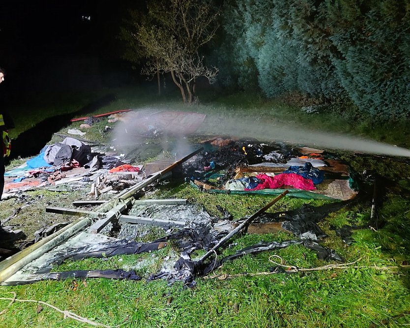 Jurtenzelt der Christlichen Pfadfinderschaft brennt komplett ab (Foto: Feuerwehr Birkenfelde/Silvio Dietzel)