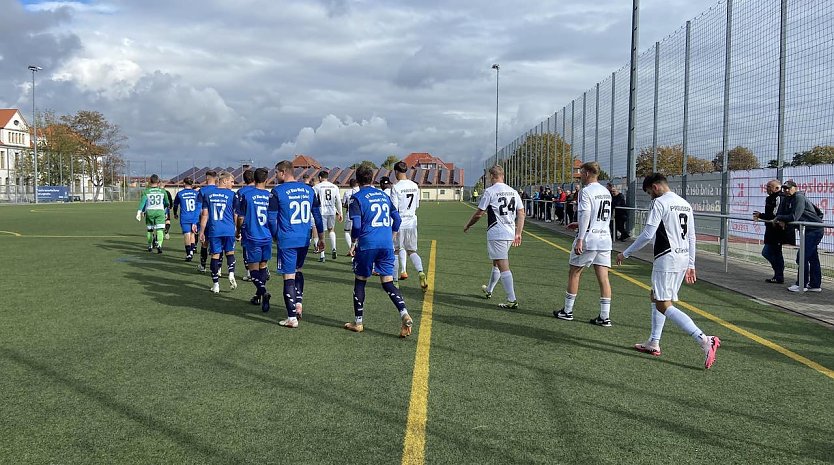 Auf dem Kunstrasenplatz des Stadions der Freundschaft gibt es gestern eng zu (Foto: FSVP)