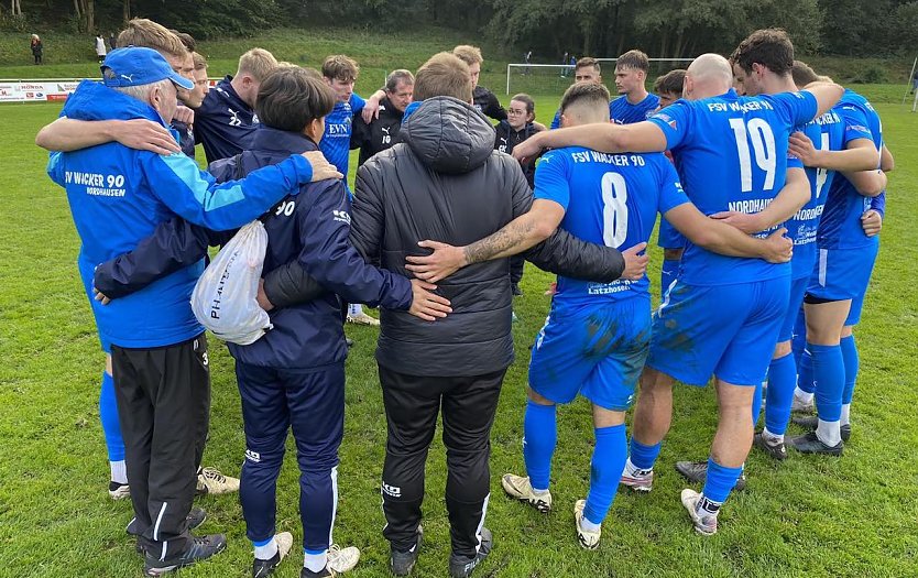 Wacker als verschworener Hafen nach der Partie in Geratal (Foto: FSV Wacker)