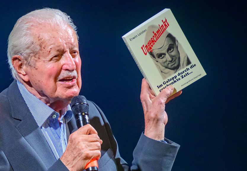 Erwin Leister mit seinem Buch "Ungeschminkt" (Foto: TNLOS)