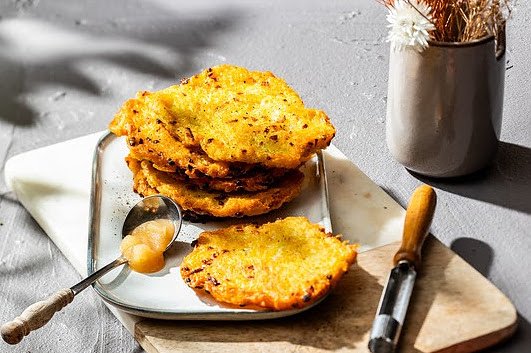  Reiberdatschi schmecken nicht nur auf dem Oktoberfest unwiderstehlich gut. Auch zuhause, serviert mit selbstgemachtem Apfelmus, sind die Kartoffelpuffer immer wieder ein Genuss. Bildnachweis: (Foto: KMG/die-kartoffel.de)