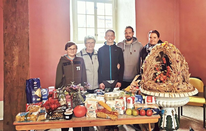 Der Gabentisch mit fröhlichen Empfängern (Foto: Horizont)