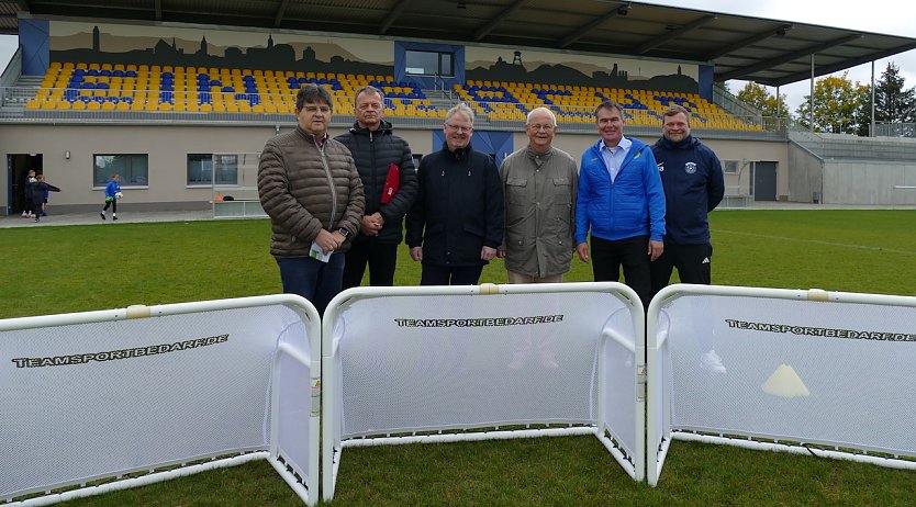 „Sportförderung Übergabe Tore“ (v.l.):  Thomas Gehlhaar (2. Kreisbeigeordneter), Uwe Lippold (Landratsamt Kyffhäuserkreis Schulverwaltung), Matthias Chochlow (Förderverein BSV Eintracht Sondershausen), Dr. Heinz-Ulrich Thiele (Verwaltungsleiter Landratsamt Kyffhäuserkreis). Matthias Springer (Vorsitzender BSV Eintracht Sondershausen), Silvio Beer (Nachwuchskoordinator BSV Eintracht Sondershausen) (Foto: Martin Hellmann)