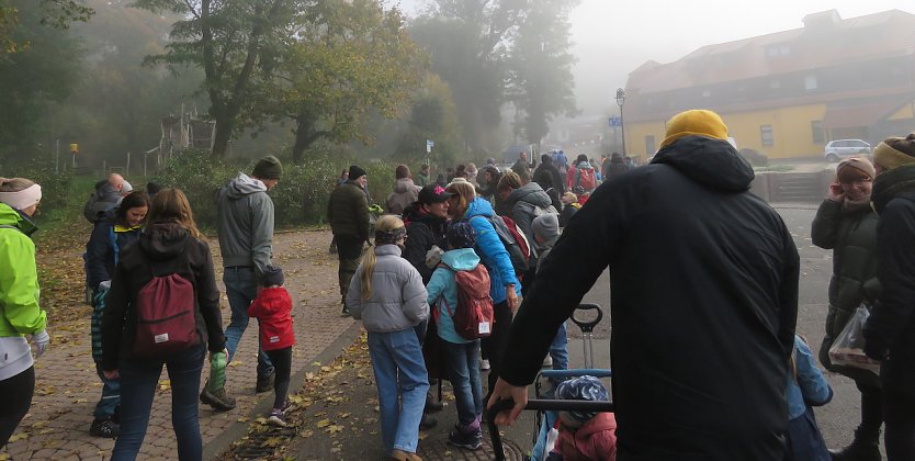 Start im Nebel-Familienwandertag der Kindervilla Bad Frankenhausen (Foto: Katrin Milde)