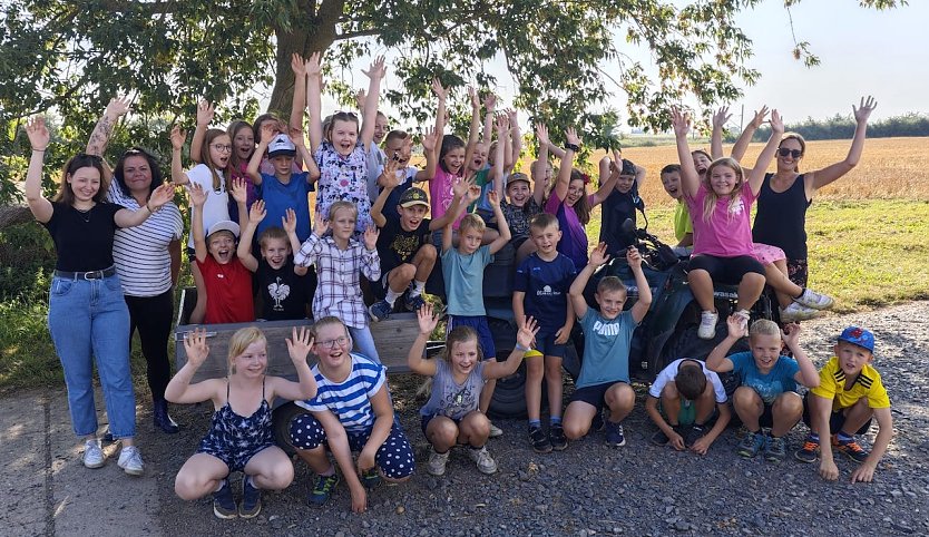 Die 4. Klassen beim "Kartoffeltag" (Foto: Katja Schraps)