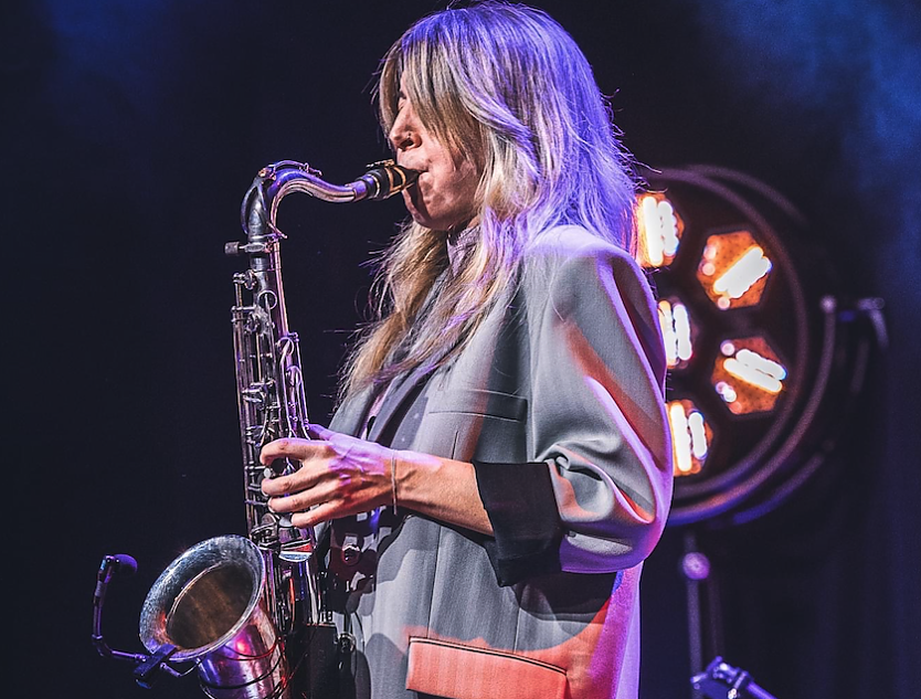 Die Saxophonistin Stephanie Lottermoser lädt sich zum Jazzrabazz im Nordhäuser Theater künsterlische Verstärkung ein (Foto: Steff Apperdenier)