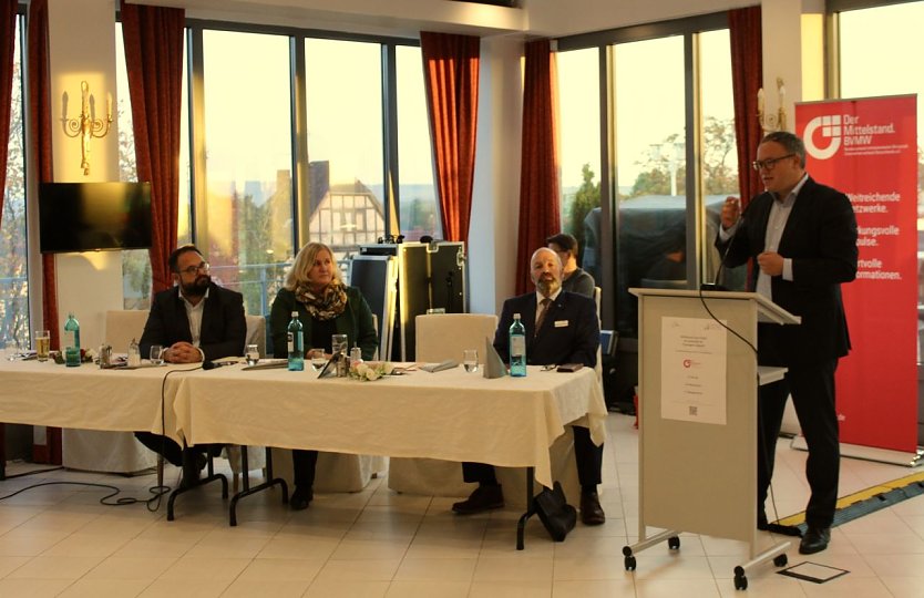 Jonas Urbach, Jane Croll und Andreas Schreiber im Podium hören die Ausführungen von Mario Voigt (v.l.n.r.)  (Foto: Eva Maria Wiegand)