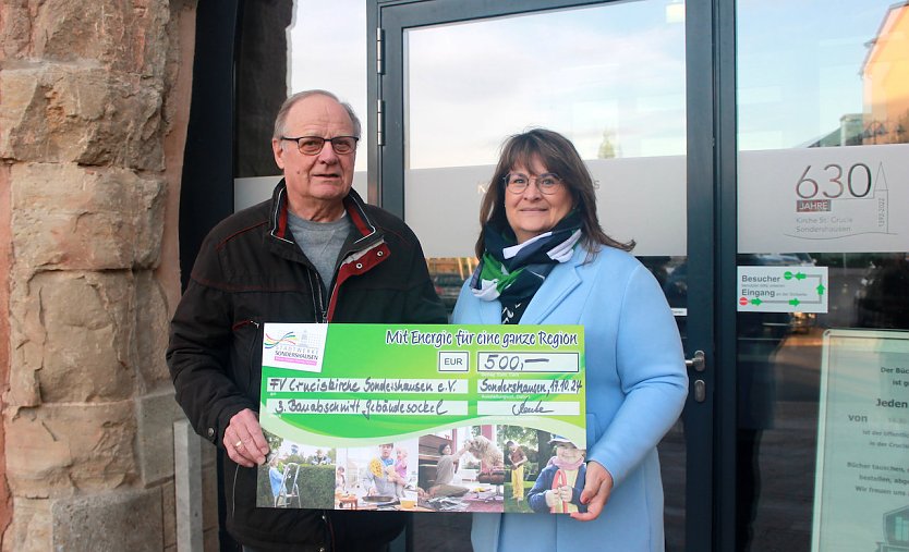 Anja Lemke, Gesch&auml;ftsf&uuml;hrerin der SWS, bei der &Uuml;bergabe eines Spendenschecks an Wolfgang Wytrieckus (Vorsitzender des F&ouml;rdervereins) (Foto: Stadtwerke Sondershausen GmbH)