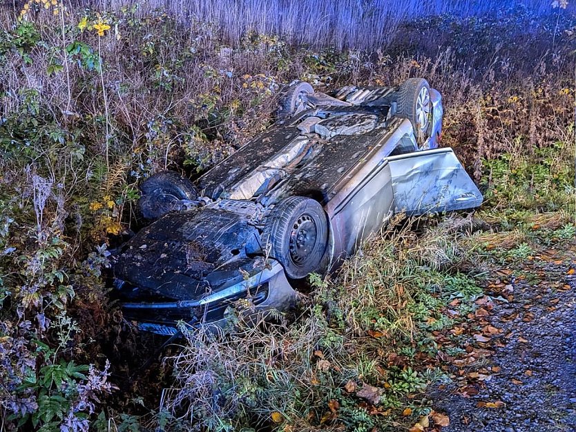 Fahrzeug überschlägt sich - Beifahrer verletzt (Foto: Feuerwehr Ilfeld/Wiegersdorf/Silvio Dietzel)