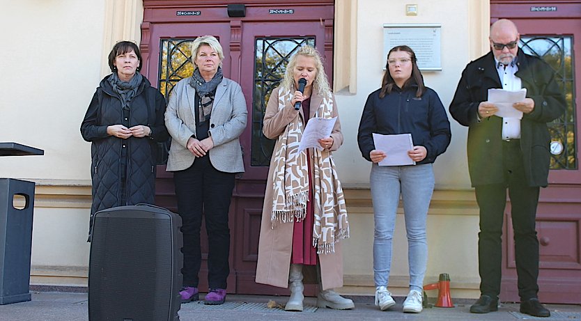 Carola Böck, Franka Hitzing, Ines Sachse-Schellhammer, Hanna Winkler und Hans Georg Müller heute Nachmittag vor den über achtzig Demonstranten (Foto: oas)