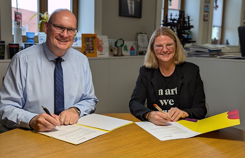 Bürgermeister Steffen Grimm und Sylvia Spehr, Landesarbeitsgemeinschaft der Jugendkunstschulen Thüringen e.V. unterzeichneten heute im Sondershäuser Rathaus den Kooperationsvertrag zur gemeinschaftlichen Nutzung der HS24 (Foto: Janine Skara)