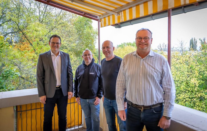 HSN Präsident Prof. Dr. Jörg Wagner ehrt langjährige Mitarbeitende der Hochschule Nordhausen für ihr Engagement und ihre Treue.  (Foto: Maurice Töpfer)