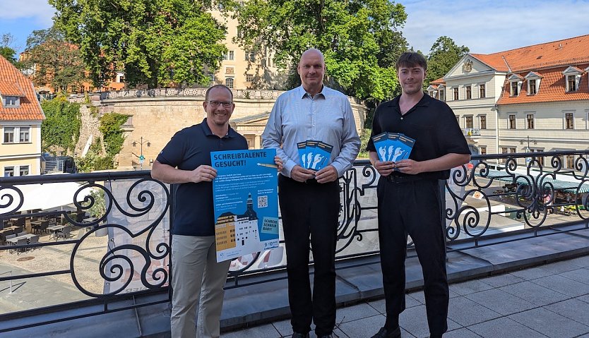 Unter Leitung von Marty Sennewald (rechts) läuft das Projekt „Sondershausen Schreibt“, das von Bürgermeister Steffen Grimm und Marcus Strunck, Leiter der Stadtmarketing GmbH, unterstützt wird.    (Foto: Janine Skara)