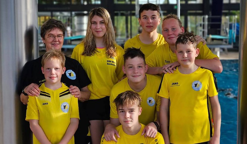 Erfolgreiche Nordhäuser Schwimmer mit ihrer Trainerin (Foto: K.Berndt)