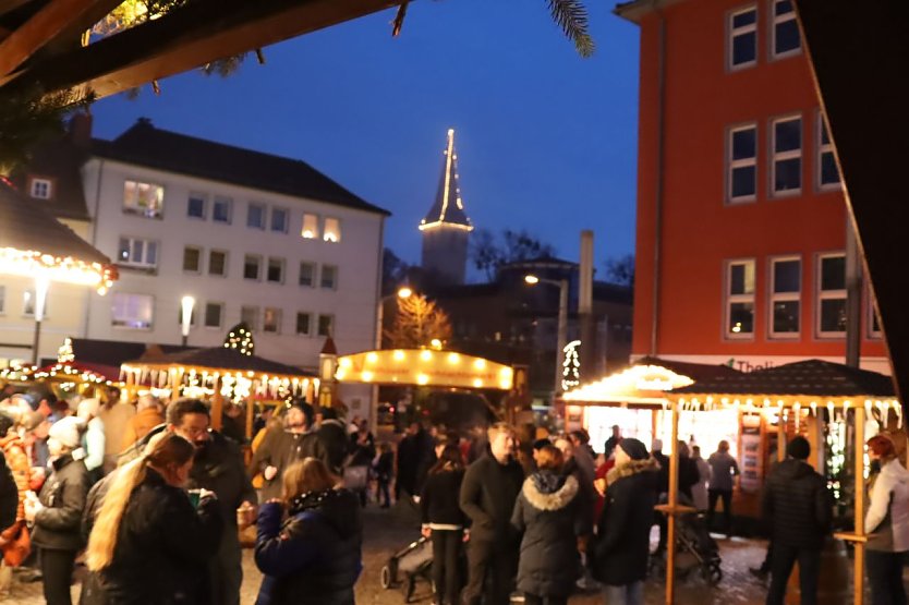 Der Weihnachtsmarkt auf dem Nordhäuser Rathausplatz (Foto: Stadt Nordhausen)