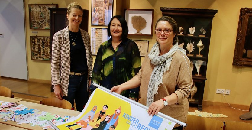 Die Angebote für jüngere Besucher haben der Flohburg wieder mehr Zulauf beschert, v.l.: Bürgermeisterin Alexandra Rieger, Museumschefin Susanne Hinsching und die Hausherrin der Flohburg, Astrid Lautenschläger (Foto: agl)