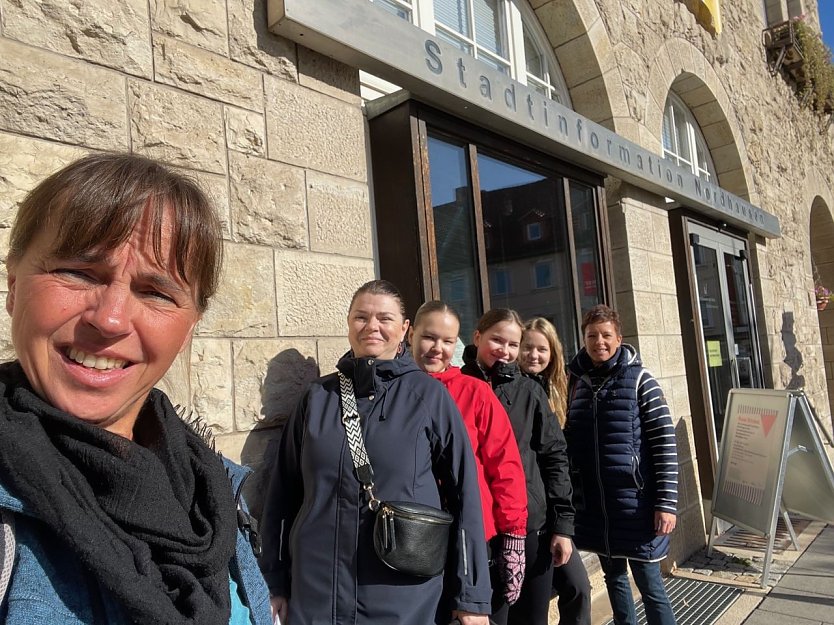 Berufsschullehrerin Kristin Krauß mit dem finnischen Besuch unterwegs in Nordhausen (Foto: Berufsschulzentrum Nordhausen)