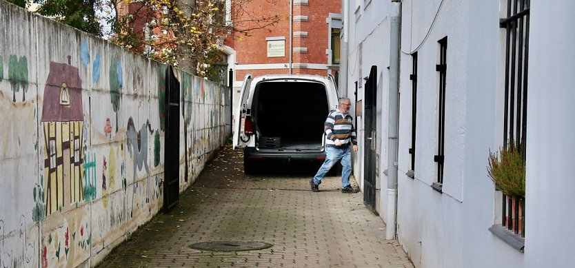 Der Tafel-Transporter passt gerade so in die Einfahrt, steht das Baugerüst entfällt die Anlieferung (Foto: agl)