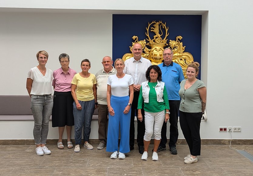 (v.l.n.r.): Mareen Biedermann, Heidi Conhoff, Rowena Springsguth, Thomas Leipold, Alice Mattauch, Bürgermeister Steffen Grimm, Elvira Liepold, Wolfgang Dittrich und Isabell Schreiber (Foto: Janine Skara)