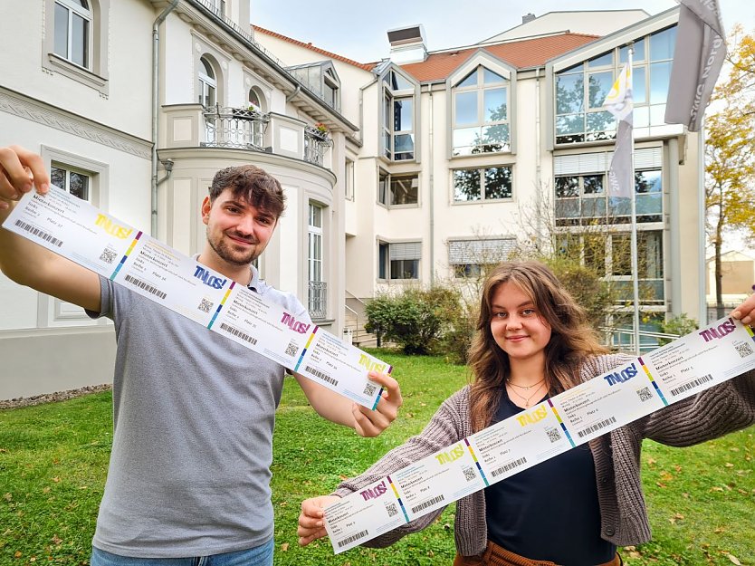 Die beiden Azubis Kevin Heil und Luise Ast präsentieren die Karten für das Mieterkonzert der SWG Nrdhausen. (Foto: SWG Nordhausen/S. Schedwill)