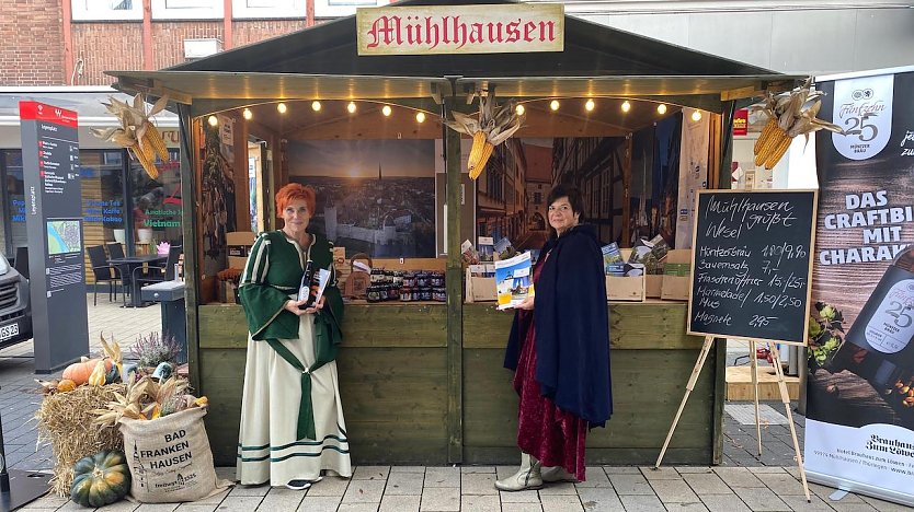 Kathrin Vollrath und Silke Hüge beim Hansefest (Foto:  © Stadt Mühlhausen)