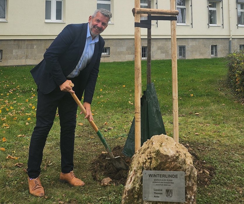 Thomas Ahke pflanzt eine Winterlinde (Foto: Landratsamt)