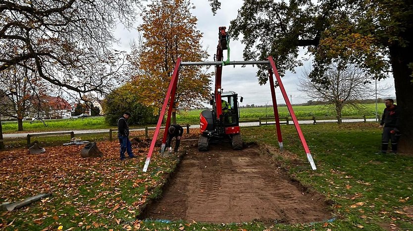 Die Görsbacher Kirmesburschen waren heute schon auf dem Spielplatz im Einsatz  (Foto: S.John)