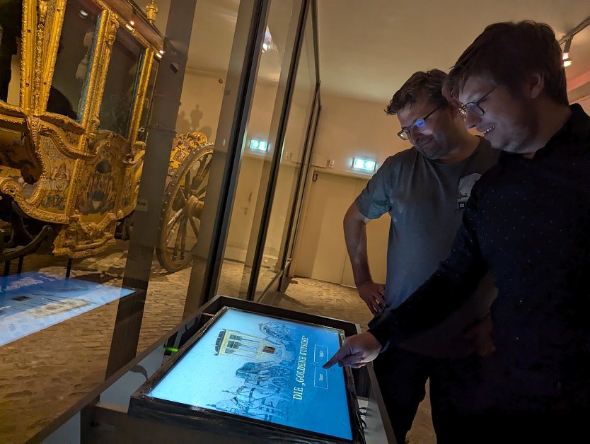 Hendrik Fuchs und Sören Jacobshagen installieren die neuen digitalen Infostelen im Schlossmuseum. (Foto: Janine Skara)