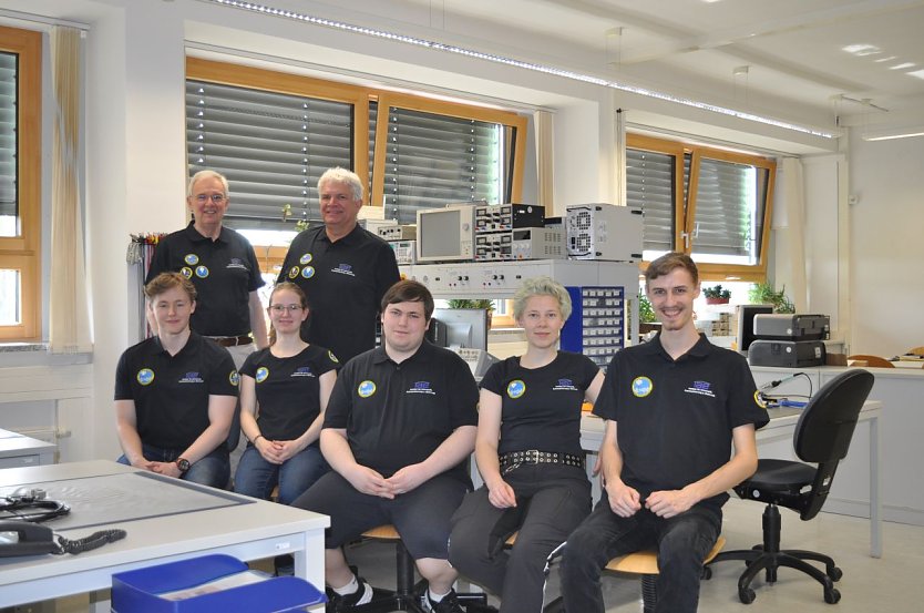 Das Team BEXUS-ARESONUS der Hochschule Nordhausen vor seinem Experiment am Stratosphärenballon BX 35 im Esrange Space Center in Nordschweden  eine außergewöhnliche Erfahrung, die fachliches und persönliches Wachstum förderte (Foto: HSN)