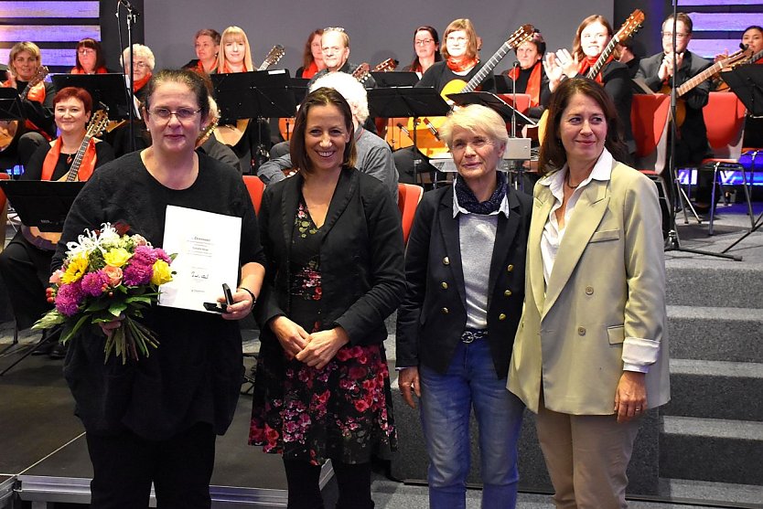 Daniela Heise (links) wurde mit der Ehrennadel der Landesmusikakademie ausgezeichnet (Foto: Landesmusikakademie)