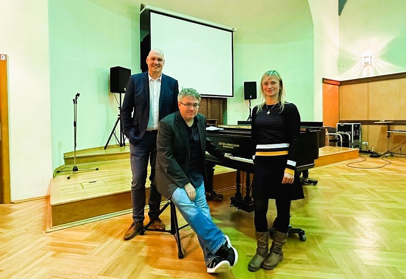 Bürgermeister Steffen Grimm (links) und Bibliotheksleiterin Janett Noack (rechts) präsentierten anlässlich des 100. Geburtstages der Stadtbibliothek Musikkabarettist Matthias Reuter (Mitte). (Foto: Janine Skara)